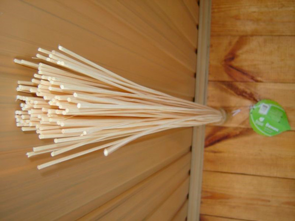 Вид бамбукового веника достаточно непривычен: это несколько тонких бамбуковых жгутов, связанных вместе или укрепленных на одной деревянной ручке.